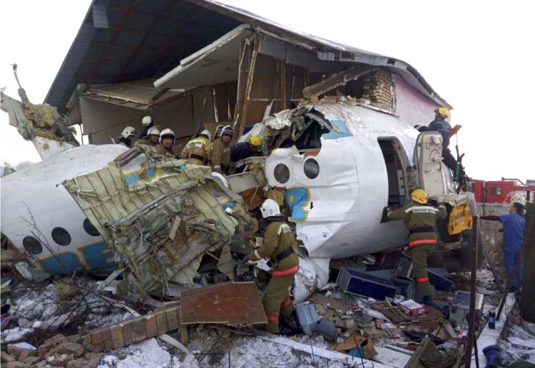 En esta fotografía facilitada por el Ministerio de Situaciones de Emergencia de la República de Kazajistán, policías y socorristas efectúan sus labores donde se estrelló un avión de pasajeros cerca del aeropuerto internacional de Almatý, el viernes 27 de diciembre de 2019. Hubo varios muertos, según las autoridades. (Ministerio de Situaciones de Emergencia de la República de Kazajistán vía AP)