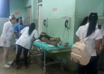 Personal médico del Hospital General "Leopoldito Martínez", de la localidad cubana de San José, atiende a uno de los lesionados en el accidente masivo ocurrido el viernes 13 de diciembre de 2019 en la occidental provincia de Mayabeque. Foto: Orialis Delgado / Facebook.