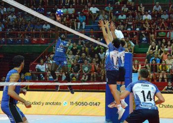 El atacador cubano Miguel Ángel López, del club argentino UPCN San Juan, en una acción en la net durante la final de la Copa Rus, en la que lideró a su equipo en la victoria en tres parciales ante los Gigantes del Sur. Foto: @UpcnVoley / Twitter.