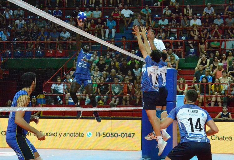 El atacador cubano Miguel Ángel López, del club argentino UPCN San Juan, en una acción en la net durante la final de la Copa Rus, en la que lideró a su equipo en la victoria en tres parciales ante los Gigantes del Sur. Foto: @UpcnVoley / Twitter.