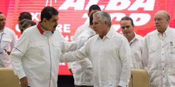 El presidente cubano, Miguel Díaz-Canel (d), habla con su homólogo de Venezuela, Nicolás Maduro (i), este sábado durante la XVII Cumbre de la Alianza Bolivariana por los Pueblos de América (Alba) en La Habana. Foto: EFE/ Ernesto Mastrascusa