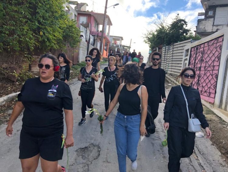 Marcha de activistas cubanos por los derechos de los animales en protesta por la muerte violenta de un pero en Guanabacoa, La Habana. Foto: Valia Rodríguez / Facebook.