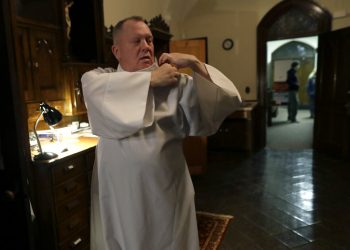 El reverendo Mark Stelzer se prepara para oficiar una misa en la iglesia de San Gerónimo en Holyoke, Massachusetts, el 9 de noviembre del 2019. Foto: Steven Senne / AP.