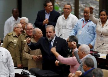 Manuel Marrero  celebra tras ser nombrado primer ministro de Cuba. Hasta ahora titular de Turismo, fue designado este sábado por el Parlamento cubano como primer ministro del Gobierno, un cargo que se eliminó en 1976 y se ha recuperado de nuevo en la nueva Constitución. Foto: Yander Zamora/EFE.