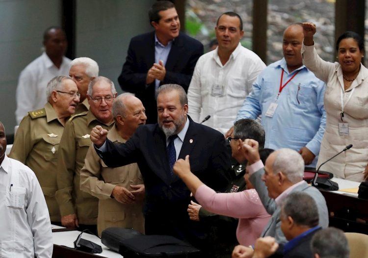 Manuel Marrero  celebra tras ser nombrado primer ministro de Cuba. Hasta ahora titular de Turismo, fue designado este sábado por el Parlamento cubano como primer ministro del Gobierno, un cargo que se eliminó en 1976 y se ha recuperado de nuevo en la nueva Constitución. Foto: Yander Zamora/EFE.