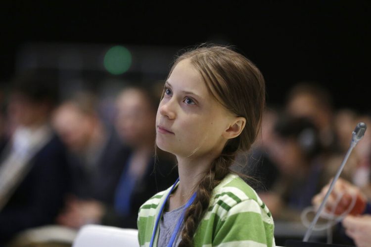 La activista sueca Greta Thunberg escucha discursos antes de dirigirse a los asistentes a la cumbre del clima de Naciones Unidas, en Madrid, el 11 de diciembre de 2019. Foto: Paul White/AP.