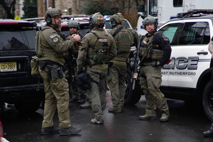 Policías llegan al lugar de un tiroteo en Jersey City, el martes 10 de diciembre de 2019, en Nueva Jersey. Foto: Eduardo Munoz Alvarez / AP.