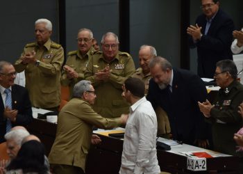 El recién designado Primer Ministro de Cuba, Manuel Marrero, es felicitado por el expresidente y líder del Partido Comunista de la Isla, Raúl Castro, el sábado 21 de diciembre de 2019. Foto: ACN.