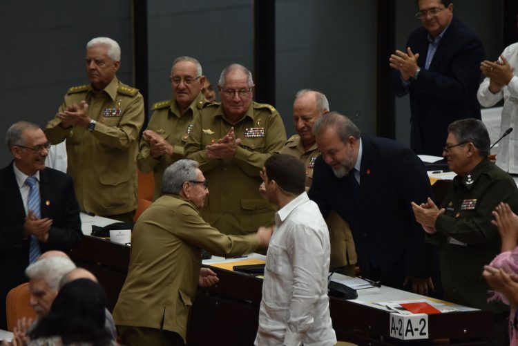 El recién designado Primer Ministro de Cuba, Manuel Marrero, es felicitado por el expresidente y líder del Partido Comunista de la Isla, Raúl Castro, el sábado 21 de diciembre de 2019. Foto: ACN.