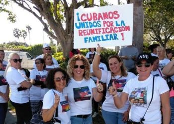 Imagen de la primera manifestación en Miami contra la cancelación del programa de reunificación familiar, realizada en 2018. Foto: Twitter / Archivo.