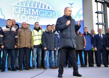 El presidente ruso Vladimir Putin habla con constructores después de viajar a bordo del tren que une a Rusia con la península de Crimea en Taman. Foto: Alexei Nikolsky/Pool Photo vía AP.