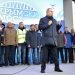 El presidente ruso Vladimir Putin habla con constructores después de viajar a bordo del tren que une a Rusia con la península de Crimea en Taman. Foto: Alexei Nikolsky/Pool Photo vía AP.