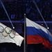 La bandera rusa ondea junto a la bandera olímpica durante la ceremonia de clausura de los Juegos Olímpicos de Invierno de 2014 en Sochi, Rusia.  Esta acusó al principal testigo de la Agencia Mundial Antidopaje (AMA) de modificar importantes datos de laboratorio. Foto: Matthias Schrader/AP.