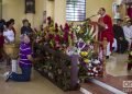 Cubanos demuestran su devoción a Santa Bárbara en La Habana, en su día, el 4 de diciembre de 2019. Foto: Otmaro Rodríguez.