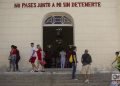 Cubanos demuestran su devoción a Santa Bárbara en La Habana, en su día, el 4 de diciembre de 2019. Foto: Otmaro Rodríguez.