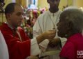 Cubanos demuestran su devoción a Santa Bárbara en La Habana, en su día, el 4 de diciembre de 2019. Foto: Otmaro Rodríguez.