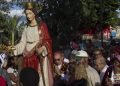 Cubanos demuestran su devoción a Santa Bárbara en La Habana, en su día, el 4 de diciembre de 2019. Foto: Otmaro Rodríguez.