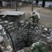 Un campesino observa el nivel de agua de un pozo en la provincia de Granma (2018). Foto: Jorge Luis Baños/IPS.