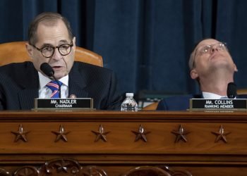 El presidente de la Comisión Judicial de la cámara baja, el demócrata Jerrold Nadler, habla en la audiencia sobre las bases constitucionales para un juicio político al presidente Donald Trump. A su derecha, el republicano de mayor jerarquía en la comisión, Doug Collins. En el capitolio, Washington, miércoles 4 de diciembre de 2019. Foto: Saul Loeb/AP