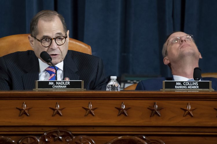 El presidente de la Comisión Judicial de la cámara baja, el demócrata Jerrold Nadler, habla en la audiencia sobre las bases constitucionales para un juicio político al presidente Donald Trump. A su derecha, el republicano de mayor jerarquía en la comisión, Doug Collins. En el capitolio, Washington, miércoles 4 de diciembre de 2019. Foto: Saul Loeb/AP