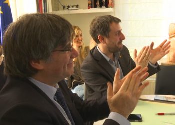 En esta imagen tomada de Associated Press Television News el 19 de diciembre de 2019, el expresidente regional catalán Carles Puigdemont, izquierda, y su exministro de Salud, Toni Comin, festejan por videoconferencia en Waterloo, Bélgica, el fallo de la corte europea de que el exvicepresidente catalán Oriol Junqueras, quien purga una pena de prisión por su papel en el referendo independentista, debe gozar de inmunidad como parlamentario europeo. Foto: APTN vía AP.