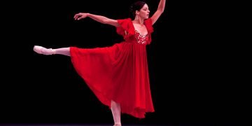 En esta foto del 28 de octubre de 2012, la bailarina cubana Viengsay Valdés actúa en la inauguración del 23er Festival Internacional de Ballet, en el Teatro Nacional de La Habana. Foto: AP/Ramón Espinosa/Archivo