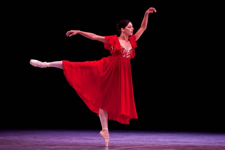 En esta foto del 28 de octubre de 2012, la bailarina cubana Viengsay Valdés actúa en la inauguración del 23er Festival Internacional de Ballet, en el Teatro Nacional de La Habana. Foto: AP/Ramón Espinosa/Archivo