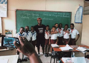 Manrique Larduet se retrató con algunos niños en Santiago de Cuba, pero también criticó las condiciones para entrenar la gimnasia en su tierra natal. Foto: Tomada del perfil de Facebook de Manrique Larduet.