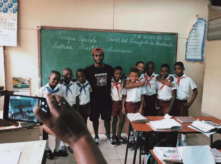 Manrique Larduet se retrató con algunos niños en Santiago de Cuba, pero también criticó las condiciones para entrenar la gimnasia en su tierra natal. Foto: Tomada del perfil de Facebook de Manrique Larduet.