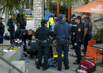 Paramédicos intentan revivir a la víctima de un ataque con cuchillo el viernes 3 de enero de 2020 en Austin, Texas. Foto: Jay Janner/Austin American-Statesman vía AP