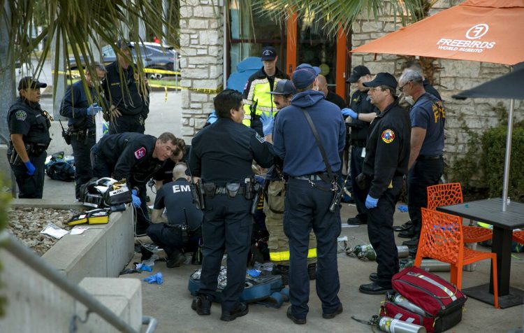 Paramédicos intentan revivir a la víctima de un ataque con cuchillo el viernes 3 de enero de 2020 en Austin, Texas. Foto: Jay Janner/Austin American-Statesman vía AP