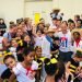 El profesor Carlos Lazo comparte con sus alumnos de Seattle con niños cubanos de La Colmenita. Foto: Cortesía del Autor.