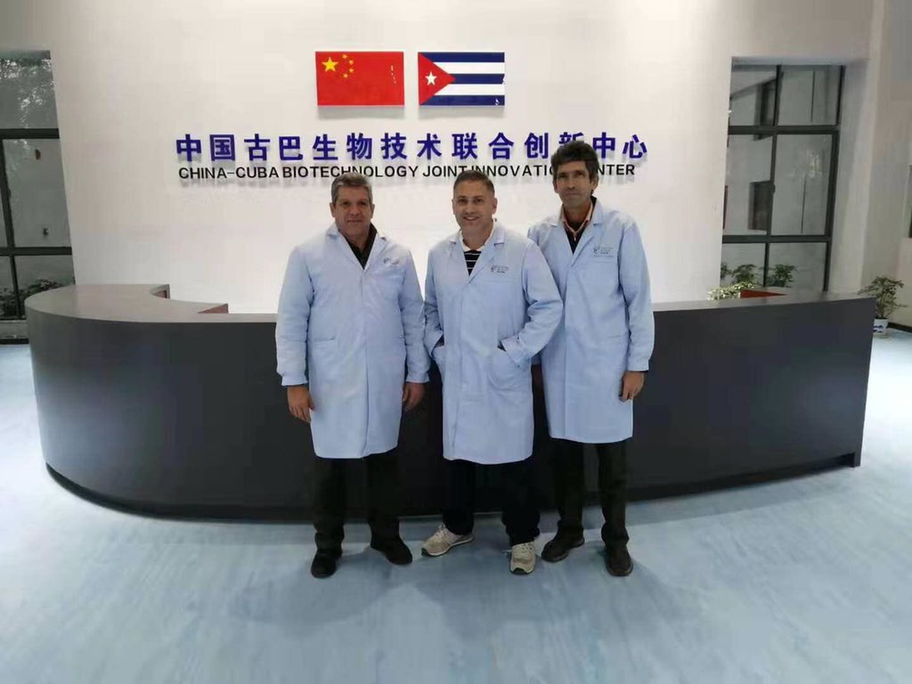 Especialistas del Centro de Ingeniería Genética y Biotecnología cubano diseñaron los equipos y laboratorios del nuevo centro científico. Foto: @EmbacubaChina/ Twitter