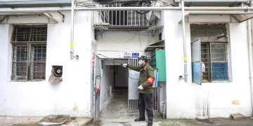 Un empleado del gobierno rocía desinfectante en un edificio residencial en Wuhan, en la provincia de Hubei, China, el martes 28 de enero de 2020. Foto: Chinatopix vía AP.