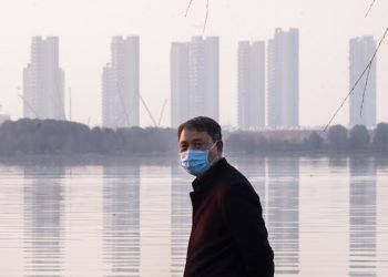 Un hombre porta una mascarilla en la ciudad de Wuhan, en la provincia de Hubei, en el centro de China, el jueves 30 de enero de 2020. Foto: AP/Arek Rataj/Archivo.