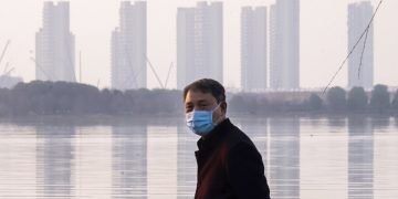 Un hombre porta una mascarilla en la ciudad de Wuhan, en la provincia de Hubei, en el centro de China, el jueves 30 de enero de 2020. Foto: AP/Arek Rataj/Archivo.