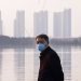 Un hombre porta una mascarilla en la ciudad de Wuhan, en la provincia de Hubei, en el centro de China, el jueves 30 de enero de 2020. Foto: AP/Arek Rataj/Archivo.