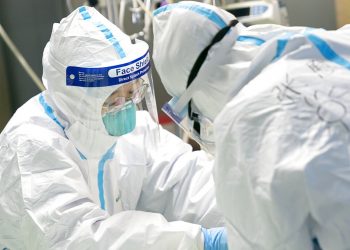 En esta fotografía proporcionada por la agencia de noticias china Xinhua, unos trabajadores médicos atienden a un paciente en el Hospital Zhongnan, en Wuhan, China, el viernes 24 de enero de 2020. Foto: Xiong Qi/Xinhua vía AP