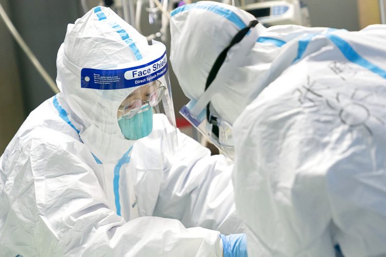 En esta fotografía proporcionada por la agencia de noticias china Xinhua, unos trabajadores médicos atienden a un paciente en el Hospital Zhongnan, en Wuhan, China, el viernes 24 de enero de 2020. Foto: Xiong Qi/Xinhua vía AP