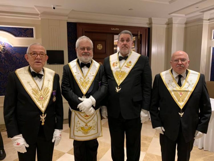 El cubano Octavio Carrera (2-d), actualmente soberano gran comendador del Supremo Consejo Masónico de España, junto a otros miembros de una delegación de la entidad española a un encuentro masónico en Estambul, Turquía, en 2019. Foto: Supremo Consejo Masónico de España / Facebook.