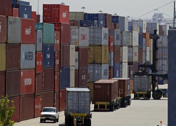 Contenedores de mercancías apilados en columnas a la espera de ser cargados en camiones en el puerto de Oakland, en Oakland, California. (AP Foto/Ben Margot, archivo)