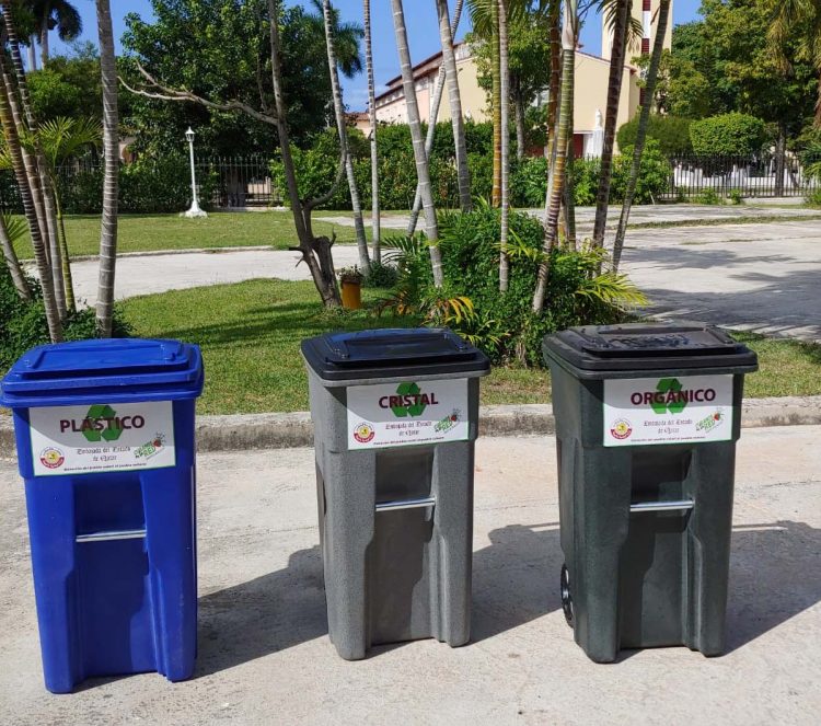 Contenedores de basura donados por el gobierno de Catar a escuelas de La Habana. Foto: Cortesía de la Embajada de Catar en Cuba.