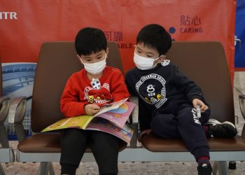 Pasajeros usan cubrebocas para impedir la transmisión de un nuevo coronavirus, estación ferroviaria de Hong Kong, miércoles 22 de enero de 2020. Foto: AP/Kin Cheung