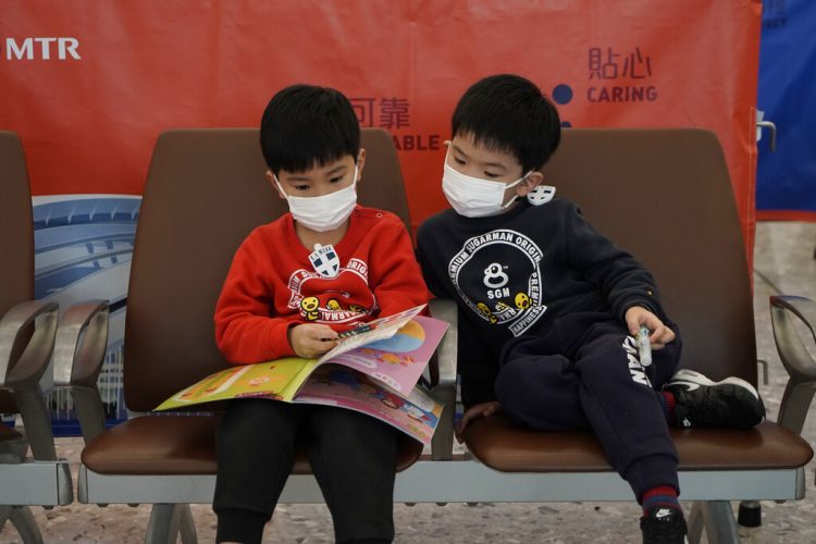 Pasajeros usan cubrebocas para impedir la transmisión de un nuevo coronavirus, estación ferroviaria de Hong Kong, miércoles 22 de enero de 2020. Foto: AP/Kin Cheung