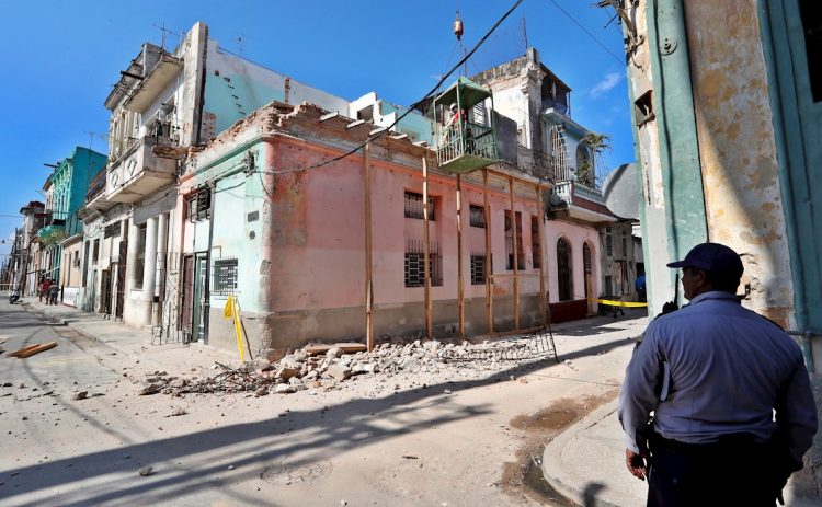 Un policía observa el martes 28 de enero de 2020, los trabajos en el lugar donde murieron tres niñas, de 11 y 12 años, al derrumbarse el balcón de un edificio en el barrio de Jesús María, en la Habana Vieja. Foto: Ernesto Mastrascusa / EFE.