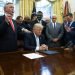 Foto tomada el 1 de septiembre del 2017 del presidente Trump rezando con líderes religiosos en la Casa Blanca en Washington. Foto: Evan Vucci/AP.