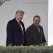 En esta fotografía de archivo del 13 de enero de 2020, el presidente Donald Trump y Mick Mulvaney, jefe de despacho de la Casa Blanca, derecha, caminan en el exterior de la Casa Blanca en Washington. Foto: AP/Susan Walsh