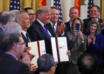 El presidente Donald Trump, centro, y el viceprimer ministro chino Liu He, izquierda, sostienen el acuerdo comercial después de haberlo firmado en la Sala Este de la Casa Blanca, el miércoles 15 de enero de 2020 en Washington. Foto: AP/Steve Helber