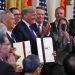 El presidente Donald Trump, centro, y el viceprimer ministro chino Liu He, izquierda, sostienen el acuerdo comercial después de haberlo firmado en la Sala Este de la Casa Blanca, el miércoles 15 de enero de 2020 en Washington. Foto: AP/Steve Helber