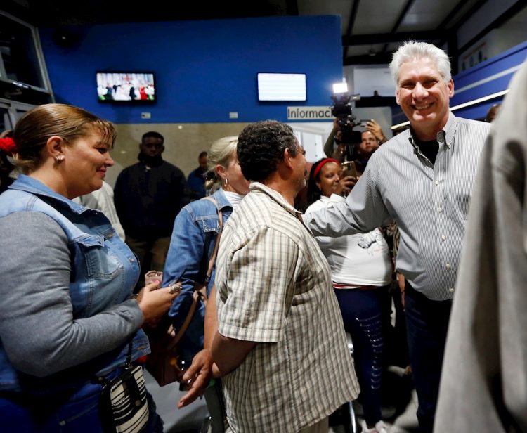 El presidente cubano Díaz-Canel saluda en la terminal de ómnibus de la provincia de Santi Spiritus. Foto: Ernesto Mastrascusa/EFE.